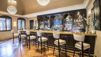 4 bars/lounges