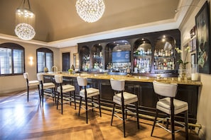 2 bars/lounges