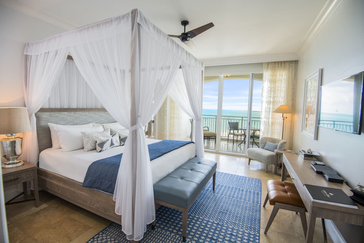 Roupas de cama premium, cofres nos quartos, escrivaninha