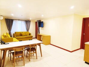 Escritorio, tabla de planchar con plancha, wifi y ropa de cama 