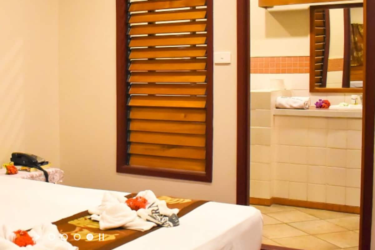 Presidential Suite | Desk, iron/ironing board (on request), WiFi, bed sheets