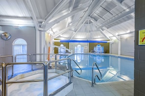 Una piscina cubierta