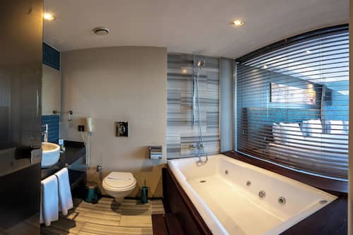 Standard Single Room | Bathroom | Shower, free toiletries, hair dryer, bathrobes