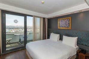 Ropa de cama de alta calidad, minibar, caja fuerte y escritorio