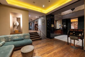 تلفزيون إل سي دي بحجم 20-بوصة يعرض قنوات فضائية، تلفزيون ذكي