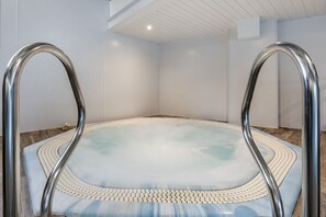 Indoor spa tub - Cromer Country Club (Cromer)