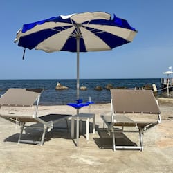 Spiaggia privata, un bar sulla spiaggia