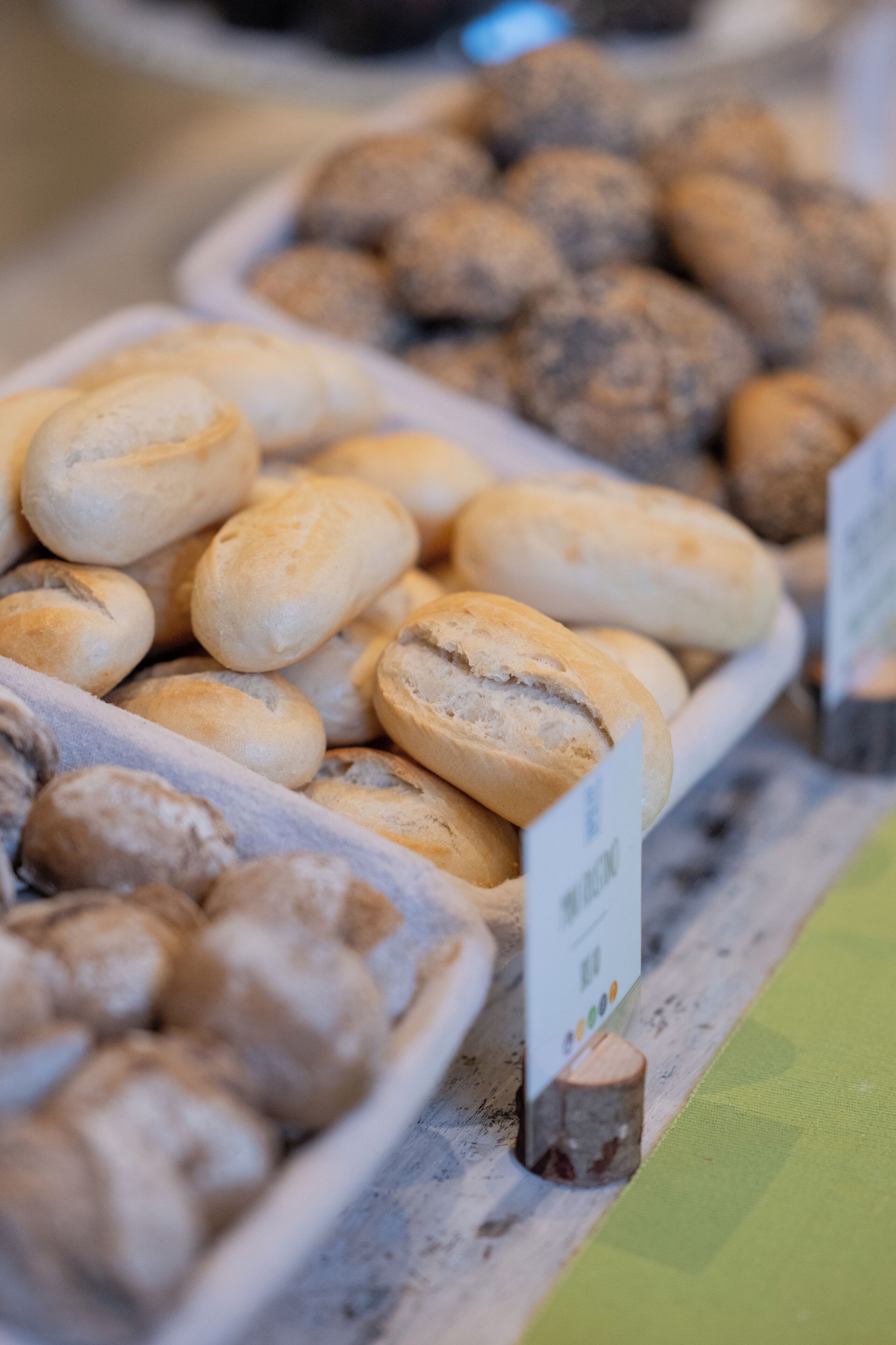 Une vitrine de boulangerie présentant différents types de pain et de viennoiseries.