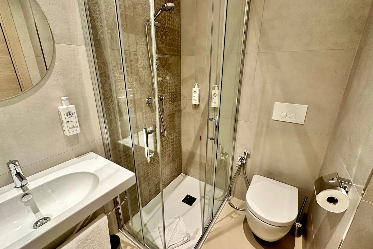 comfort double or twin room | bathroom | shower, hair dryer, bidet, towels