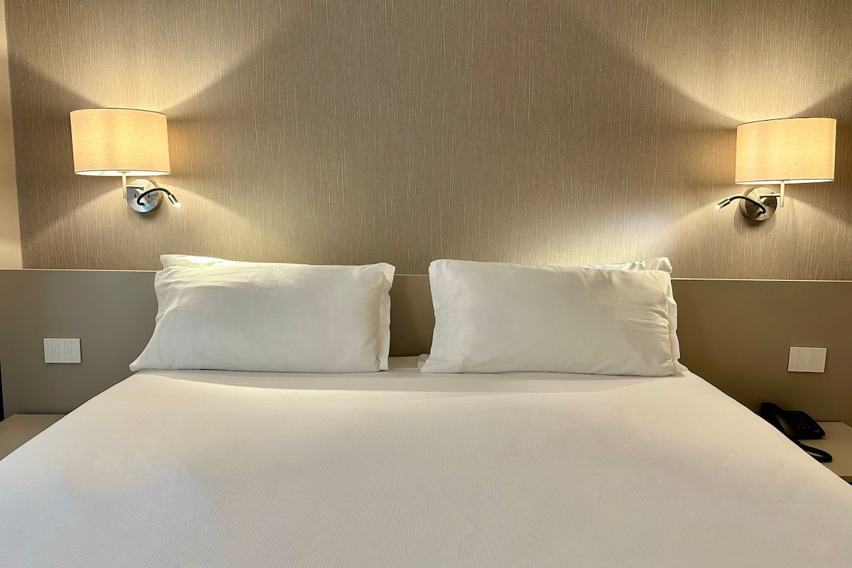 comfort double or twin room | 1 bedroom, memory-foam beds, desk, free wifi