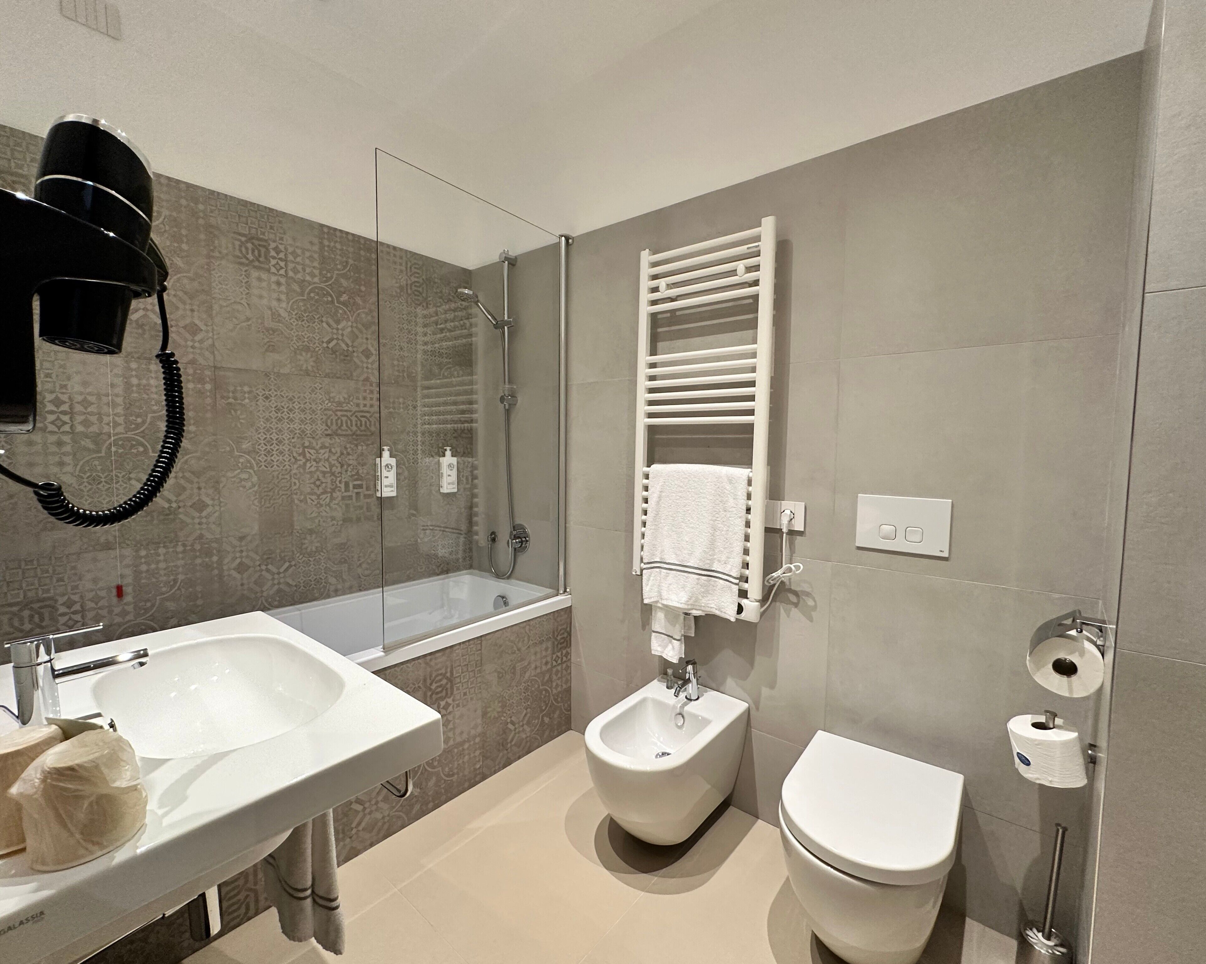 comfort double or twin room | bathroom | shower, hair dryer, bidet, towels