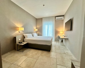 Habitación Confort con 1 cama matrimonial o 2 individuales | 1 habitación, camas con efecto memoria, escritorio y wifi gratis 