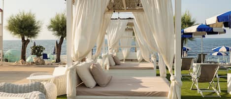 Een privéstrand, een strandbar