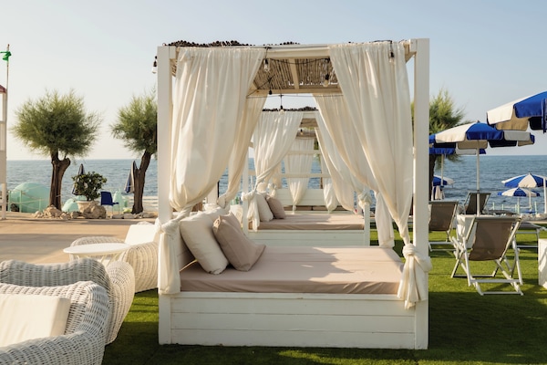 Spiaggia privata, un bar sulla spiaggia