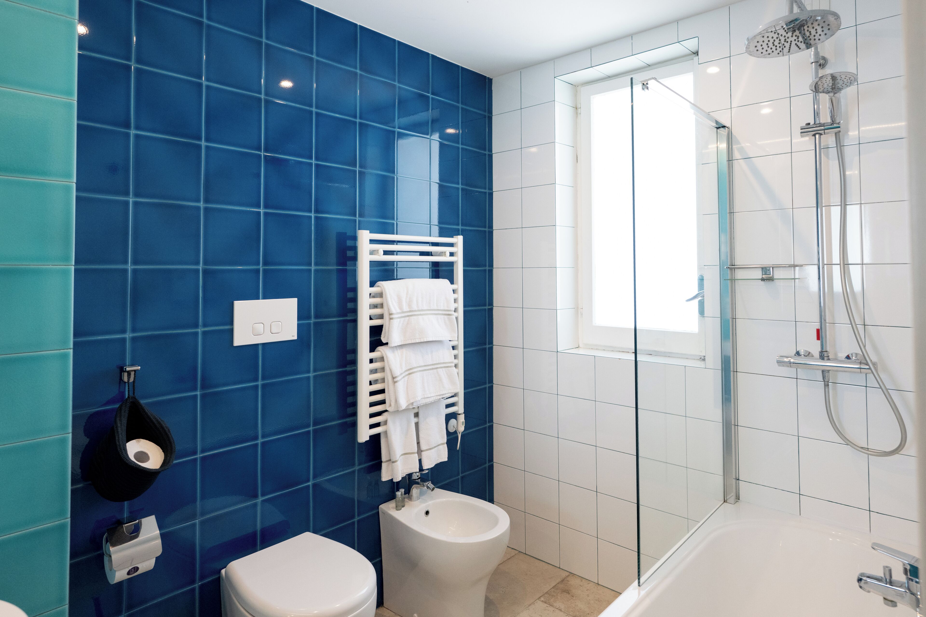 Un bagno con doccia vetrata, un WC e un bidet.