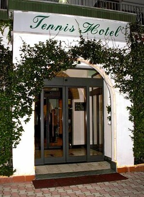 Vista frontal de la propiedad