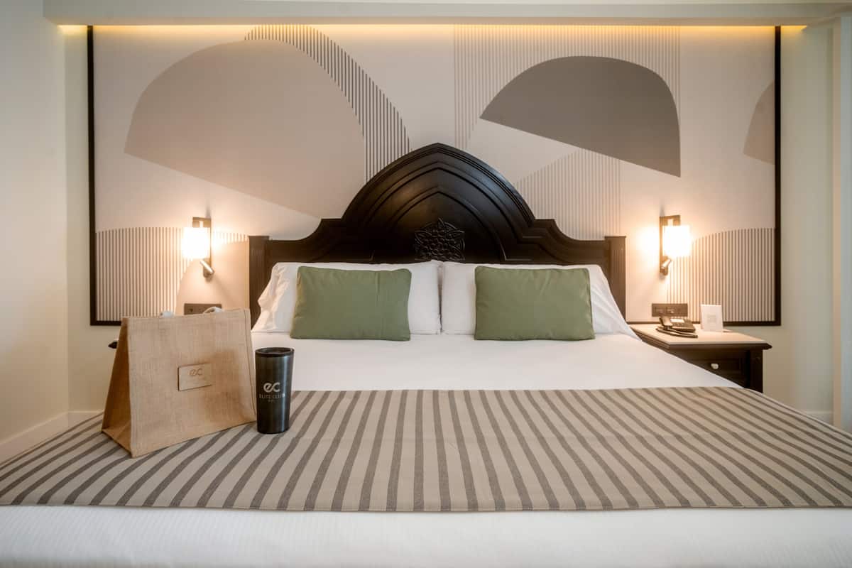 Minibar, in-room safe, laptop workspace, blackout drapes