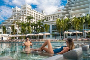 3 piscinas al aire libre, sombrillas, tumbonas