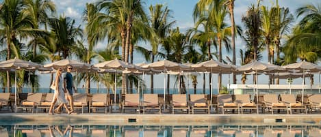 3 piscines extérieures, parasols de plage, chaises longues