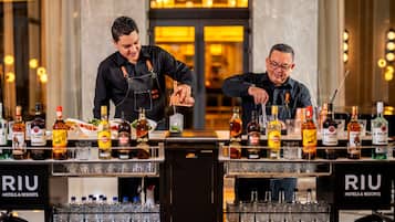 6 bares o lounges, bar en la alberca, bar junto a la alberca