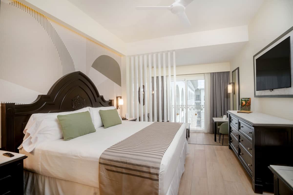 Suite Junior, 1 Tempat Tidur King (M) | Minibar, brankas, ruang kerja ramah laptop, dan tirai kedap cahaya
