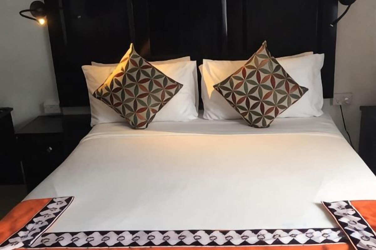 In-room safe, desk, laptop workspace, soundproofing