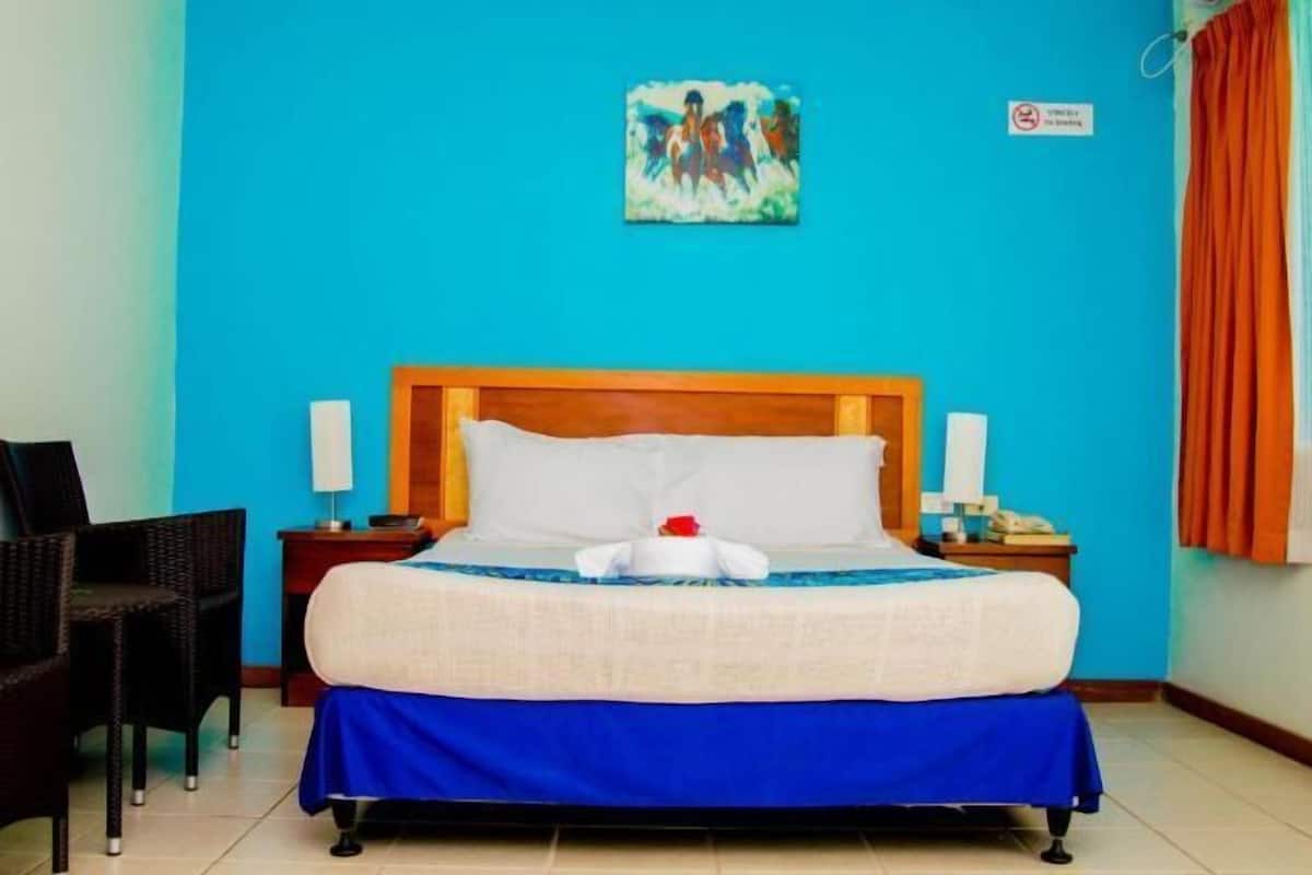 Caixa forta a l'habitació i espai de treball apte per a portàtils