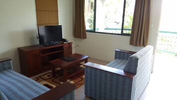 Suite, 2 slaapkamers, niet-roken (2 Bedroom) | Woonkamer | Televisie