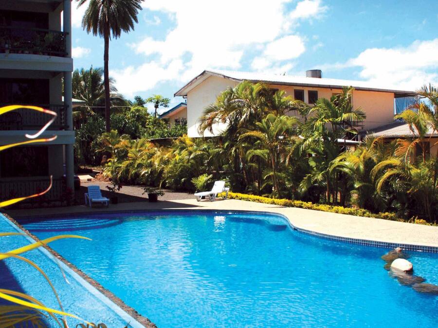 3 utendørsbassenger og solsenger