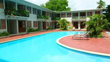 3 piscinas externas, funciona das 9h às 18h, espreguiçadeiras