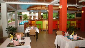 Café da manhã feito na hora todos os dias mediante uma taxa