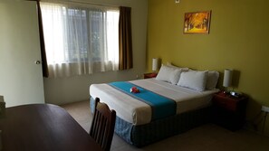 Caja de seguridad en la habitación y espacio para trabajar con laptop 