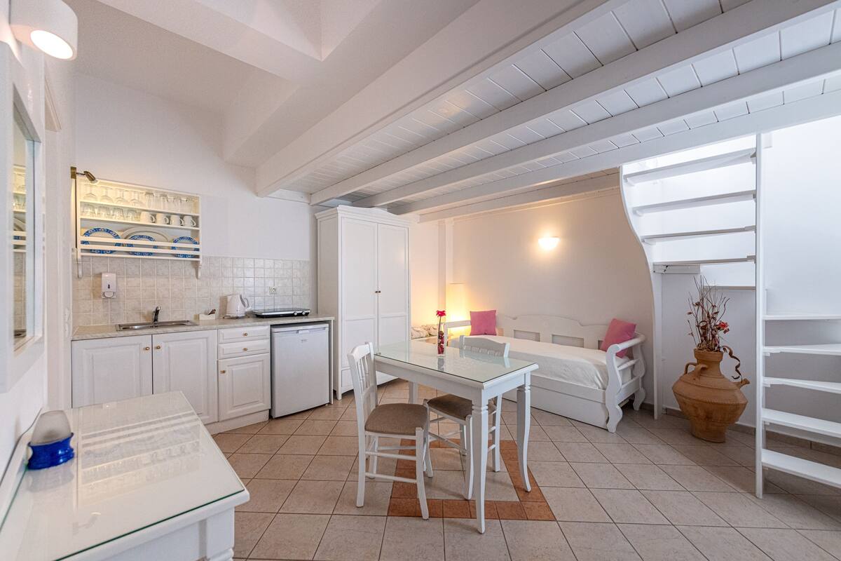 suite | private kitchen | fridge, coffee/tea maker, electric kettle, high chair
