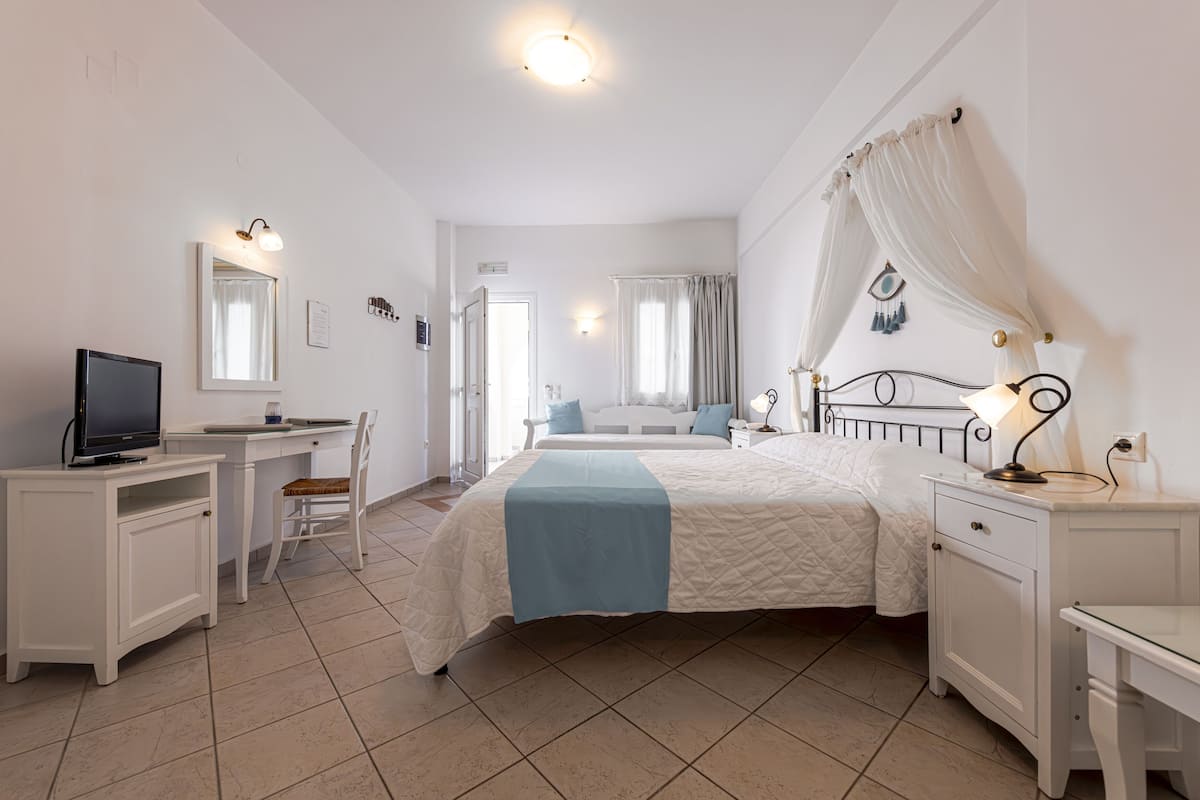 studio | premium bedding, down duvets, in-room safe, blackout curtains