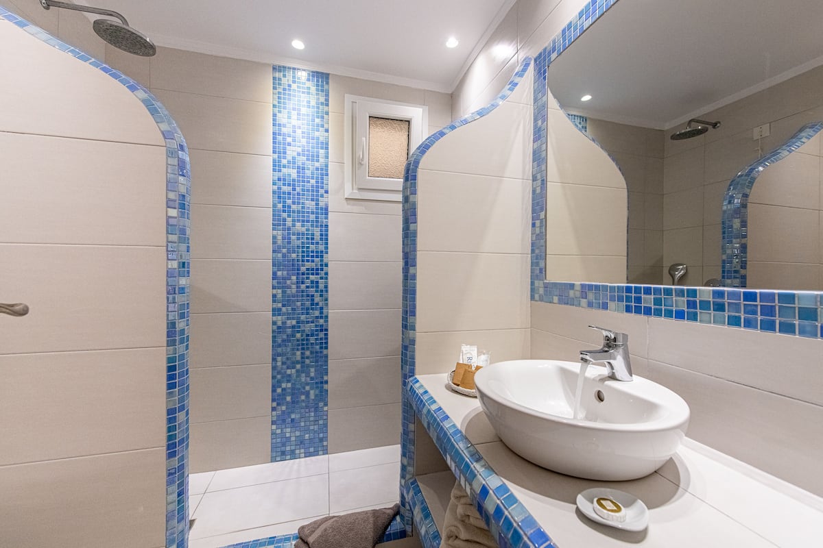 studio | bathroom | shower, free toiletries, hair dryer, slippers