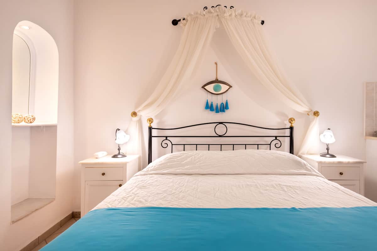 Studio | Premium bedding, down comforters, in-room safe, blackout drapes