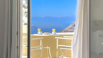 Suite | Premium bedding, down comforters, in-room safe, blackout drapes