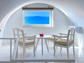 Suite | Living area - Reverie Santorini Hotel (Santorini)