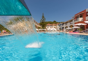 Piscina all'aperto, ombrelloni da piscina, lettini