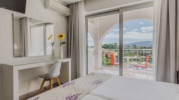 Chambre Deluxe avec lits jumeaux, 2 lits une place, balcon | Couette en duvet d'oie, coffres-forts dans les chambres