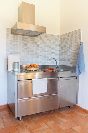 Comfort Condo, 1 Bedroom, Kitchenette | Dapur peribadi | Peti sejuk, dapur, alat memasak/pinggan mangkuk/perkakas dapur