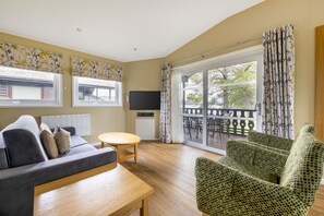 Småhus, 2 soverom | Oppholdsområde | En 43-tommers Flatskjerm-TV med kabel-kanaler samt TV