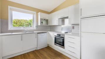 Lodge, 2 Bedrooms | Private kitchen | Fridge, microwave, stovetop, coffee/tea maker