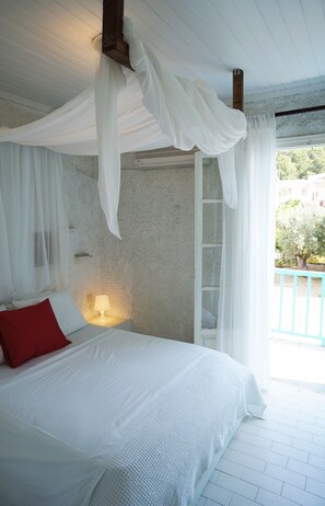 Minibar, in-room safe, desk, soundproofing - Cascade Holiday Resort (Poros)