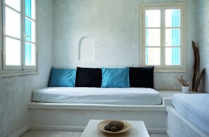 Minibar, caja de seguridad en la habitación y escritorio