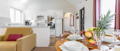 Casa, 1 habitación (sleeps 4) | Área de sala de estar | Televisión de pantalla plana de 32 pulgadas con canales digitales