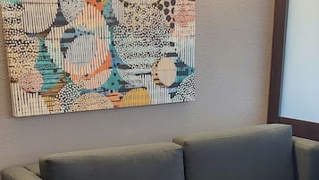Peralatan tempat tidur premium, peti besi dalam bilik, meja