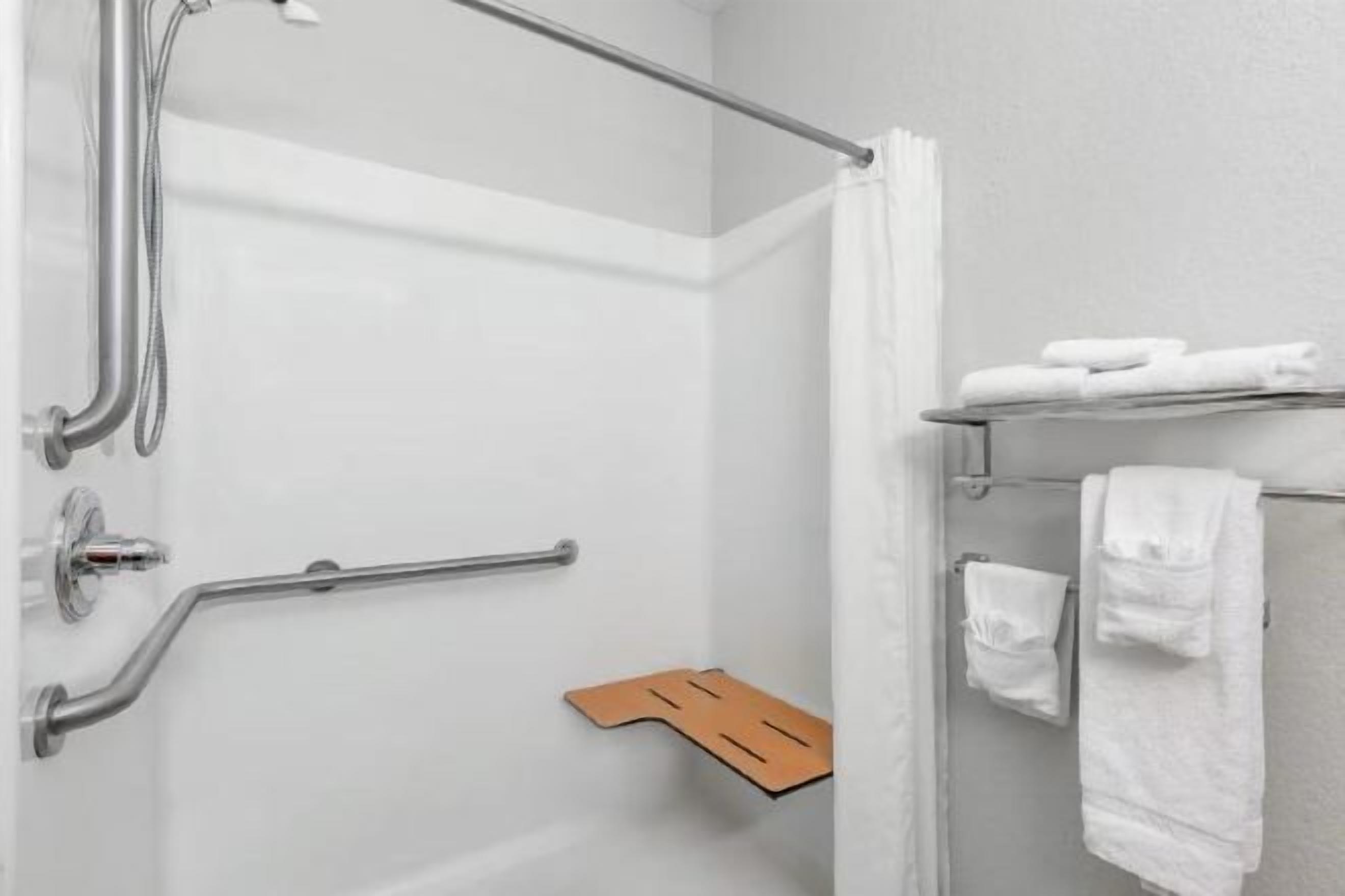 Bathroom | Combined shower/bathtub, free toiletries, hair dryer, towels