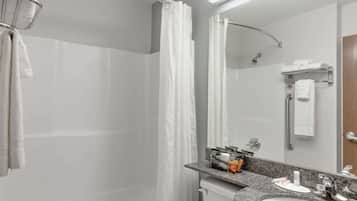 Kombinasi shower/bathtub dan perlengkapan mandi gratis