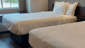 Habitación estándar, 2 camas Queen size | Ropa de cama de alta calidad y caja de seguridad en la habitación